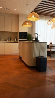 Dubai 'de pahalı bir özel villada şık bir mutfak. Kocaman pencerelerden gelen güneş ışığıyla aydınlatılıyor. Yavaş Hareket.