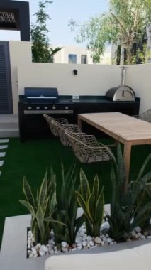 Dubai 'de zengin bir özel villada barbekü. Dışarıda, Yavaş Hareket.