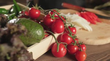 Şef, eldivenli bir sepet ottan domates topluyor. Yavaş Hareket, Kapat.