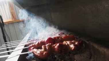 Tavuk, et ve ciğer kebabı açık ızgarada kömürle kızartılır. Yavaş Hareket, Kapat.