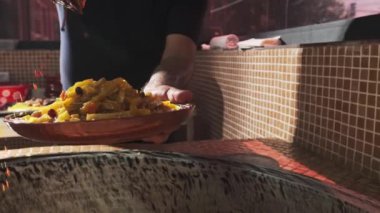 Şef pilav için büyük bir kazandan gelen pirinçle bir tabağa havuç ve slotlu kaşık koyar. Yavaş Hareket, Kapat.