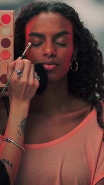 Dubai, BAE - 6 10 2023: genç esmer bir kadının göz kapaklarını boyaması. Yavaş Hareket.