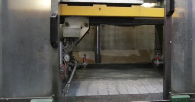 Fabrikanın montaj atölyesindeki ev aküsünün radyatörü su banyosuna batırılarak test edilir. Yavaş Hareket.