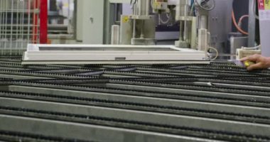 Operatör plastik pencere üretimi için bir robot taşıyıcı üzerinde çalışıyor. Kapat, Yavaş Hareket
