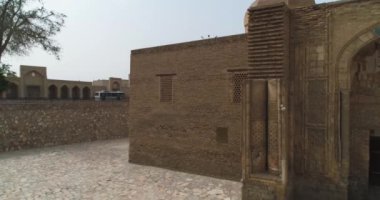 İnsansız hava aracı Özbekistan 'ın eski Buhara kentindeki Magok-i-Attari cami kompleksinin antik kapılarına yakın uçuyor. Bulutlu bir gün. Hava Görünümü.