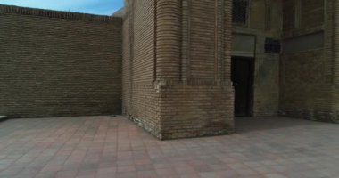 İnsansız hava aracı Özbekistan 'ın eski Buhara kentindeki Magok-i-Attari Cami kompleksinin ana kapısına yakın uçuyor. Bulutlu bir gün. Hava Görünümü.