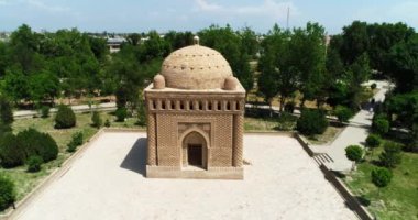 Hava aracı güneşli bir günde Ismoil Somoniy medresesinde uçuyor. Özbekistan, Buhara. Hava Görünümü.