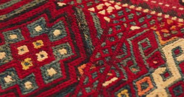 Özbekistan 'daki Semerkant halılarının süs ve desenlerine yakın çekim. Klasik teknolojiye göre üretildi.