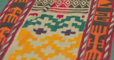 Özbekistan 'daki Semerkant halılarının süs ve desenlerine yakın çekim. Klasik teknolojiye göre üretildi.