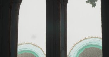 Eski Bolo-Khauz kompleksinin desenleri, dekoratif unsurları ve pencerelerinin yakın çekimi. Eski Buhara, Özbekistan.