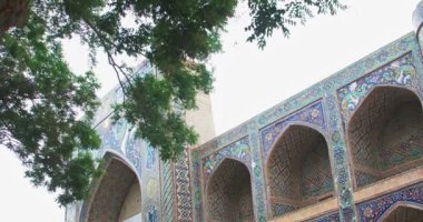 Antik Lyab-i Hauz kompleksinin kemerleri ve ana girişi. Eski Buhara, Özbekistan.