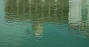 Eski kompleks emirlerin yazlık sitorai Mohi Xosa havzasındaki yansıma. Eski Buhara, Özbekistan.
