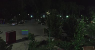 Eski bir Kalyan Minaresi 'nde gece bir dron uçar. Buhara, Özbekistan, Havadan görünüm.