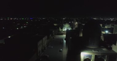 Eski bir kompleks Lyab-i Hauz.Bukhara, Özbekistan, hava manzaralı İHA 'nın gece uçuşu.