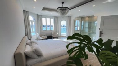 Güneşli bir günde şık bir Arap villasında yatak odası. Yavaş Hareket.