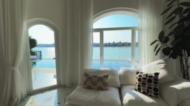 Dubai 'de özel pahalı bir villada misafir odası. Bulutsuz bir günde panoramik deniz manzarası. Yavaş Hareket