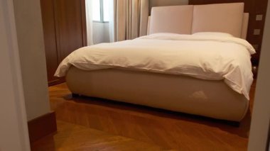 Dubai 'de şık ve pahalı bir villada, güneş ışığıyla aydınlatılmış bir yatak odası. Yavaş Hareket