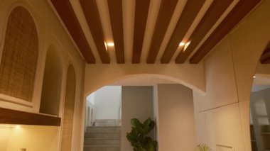 Dubai 'de pahalı bir özel villada koridor. Yavaş Hareket.