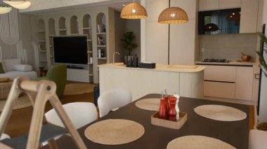 Dubai 'de pahalı bir özel villada şık bir mutfak. Kocaman pencerelerden gelen güneş ışığıyla aydınlatılıyor. Yavaş Hareket.