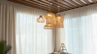 Dubai 'de pahalı bir özel villanın mutfağında bir avize. Pencerelerden gelen güneş ışığı. Yavaş Hareket.