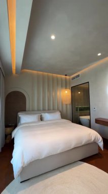 Dubai 'de şık ve pahalı bir villada, güneş ışığıyla aydınlatılmış bir yatak odası. Yavaş Hareket