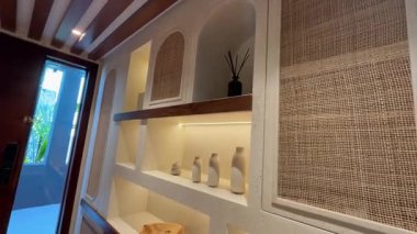 Dubai 'de pahalı bir özel villada koridor. Yavaş Hareket.