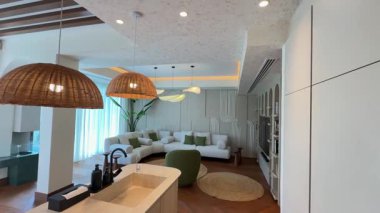 Dubai 'de pahalı bir özel villada şık bir mutfak. Kocaman pencerelerden gelen güneş ışığıyla aydınlatılıyor. Yavaş Hareket.