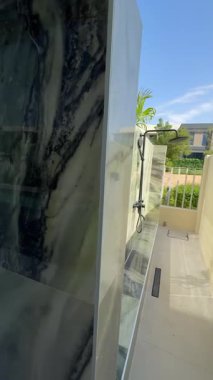 Güneşli bir günde Dubai 'de lüks bir villanın arka bahçesinde küçük özel bir yüzme havuzu. Dışarıda, Yavaş Hareket.