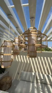 Güneşli bir günde Dubai 'de lüks bir villanın arka bahçesinde bir kanepenin altında. Dışarıda, Yavaş Hareket.