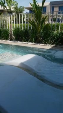 Güneşli bir günde Dubai 'de lüks bir villanın arka bahçesinde küçük özel bir yüzme havuzu. Dışarıda, Yavaş Hareket.