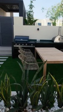 Dubai 'de zengin bir özel villada barbekü. Dışarıda, Yavaş Hareket.