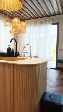 Dubai 'de pahalı bir özel villada şık bir mutfak. Kocaman pencerelerden gelen güneş ışığıyla aydınlatılıyor. Yavaş Hareket.