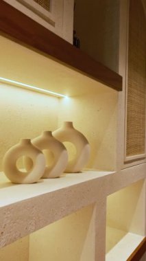 Dubai 'de pahalı bir özel villada koridor. Yavaş Hareket.