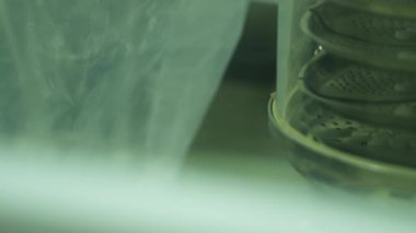 İlaç Laboratuvarında Tablet Üretim Taşıyıcısı. Yavaş Hareket, Kapat