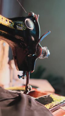 Atölyede dikiş makinesi üzerinde çalışan usta atölyenin eli. Kapat, Yavaş Hareket.