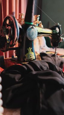 Atölye atölyesinde el dikiş makinesi. Yavaş Hareket