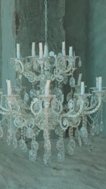 Siyah Arap ulusal elbisesi içinde genç ve güzel bir kadın büyük bir avizenin etrafında yalınayak yürüyor. Yavaş Hareket.