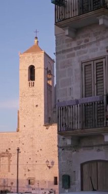 İtalya 'nın Bari şehrinde eski bir şapel. Bulutlu bir yaz akşamı. Yavaş Hareket.