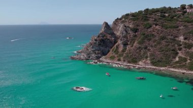 Tekneler ve yatlarla tarihi göl üzerinde insansız hava aracı. Capo Vaticano, İtalya 'nın Calabria kentindeki Ricadi Belediyesi' nde. Güneşli bir yaz günü. Hava Görünümü