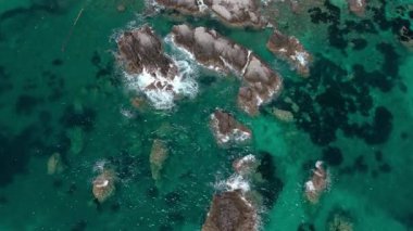 Güneşli bir günde deniz lagünündeki kayalıklarda insansız hava aracı. Capo Vaticano, İtalya 'nın Calabria kentindeki Ricadi Belediyesi' nde. Hava Görünümü