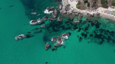 Güneşli bir yaz gününde deniz gölünde ve tarihi kentte insansız hava aracı. Capo Vaticano, İtalya 'nın Calabria kentindeki Ricadi Belediyesi' nde. Hava Görünümü.