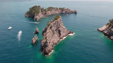 Tekneler ve yatlarla tarihi göl üzerinde insansız hava aracı. Capo Vaticano, İtalya 'nın Calabria kentindeki Ricadi Belediyesi' nde. Güneşli bir yaz günü. Hava Görünümü
