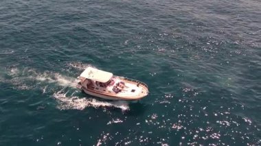 Tekneler ve yatlarla tarihi göl üzerinde insansız hava aracı. Capo Vaticano, İtalya 'nın Calabria kentindeki Ricadi Belediyesi' nde. Güneşli bir yaz günü. Hava Görünümü