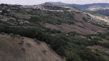 Dağlar, uçan kuşlarla dolu mavi bulutsuz bir gökyüzünün arka planına karşı. Capo Vaticano, İtalya 'nın Calabria kentindeki Ricadi Belediyesinde..