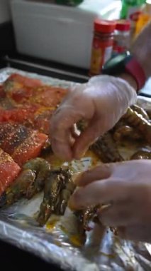 Şef elleriyle tepside taze karides karıştırıyor. Kapat, Yavaş Hareket