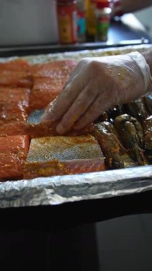 Şef kızartmadan önce çiğ balık parçalarını tepsiye koyar. Kapat, Yavaş Hareket