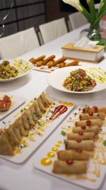 Şef hazır yemekleri tabakta servis eder ve dekore eder. Yavaş Hareket, Kapat