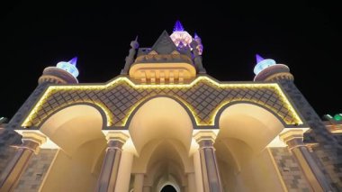 Gölün kıyısında aydınlık kalenin yanında bir yürüyüş. Bulutsuz Yaz Gecesi