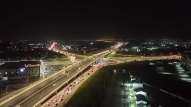 Gece şehrinin ortasında bir müzenin üzerindeki insansız hava aracı ışıklarla aydınlatılıyor. Bulutsuz Yaz Gecesi. Hava Görünümü