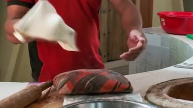 Şef tandoor 'da yemek pişirmek için hamur hazırlıyor. Kapat, Yavaş Hareket